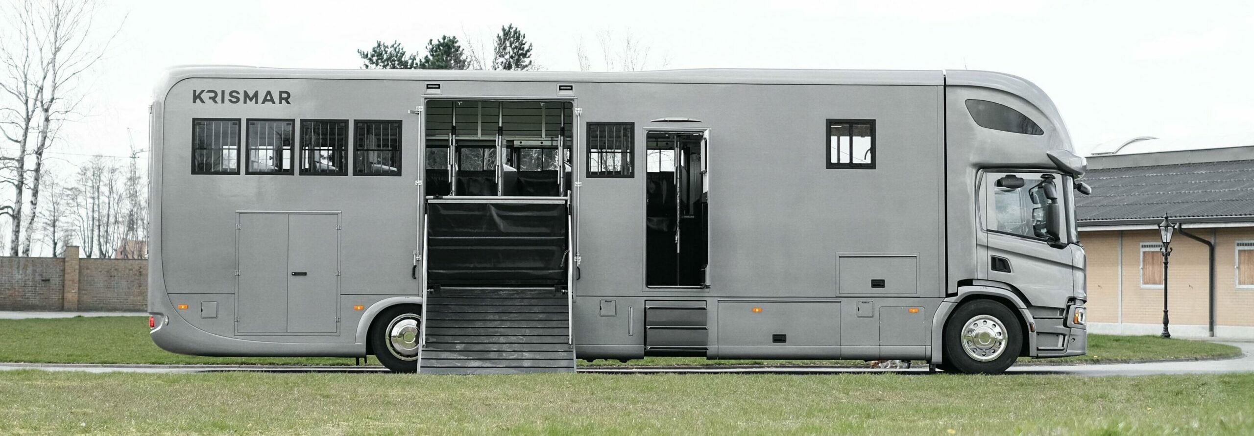 Krismar horsetruck professional paardenvrachtwagen in grijze kleur