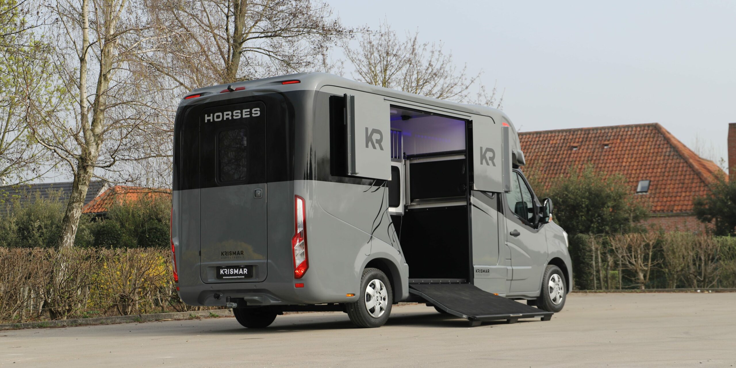 Krismar 2 paard horsetruck grijze kleur