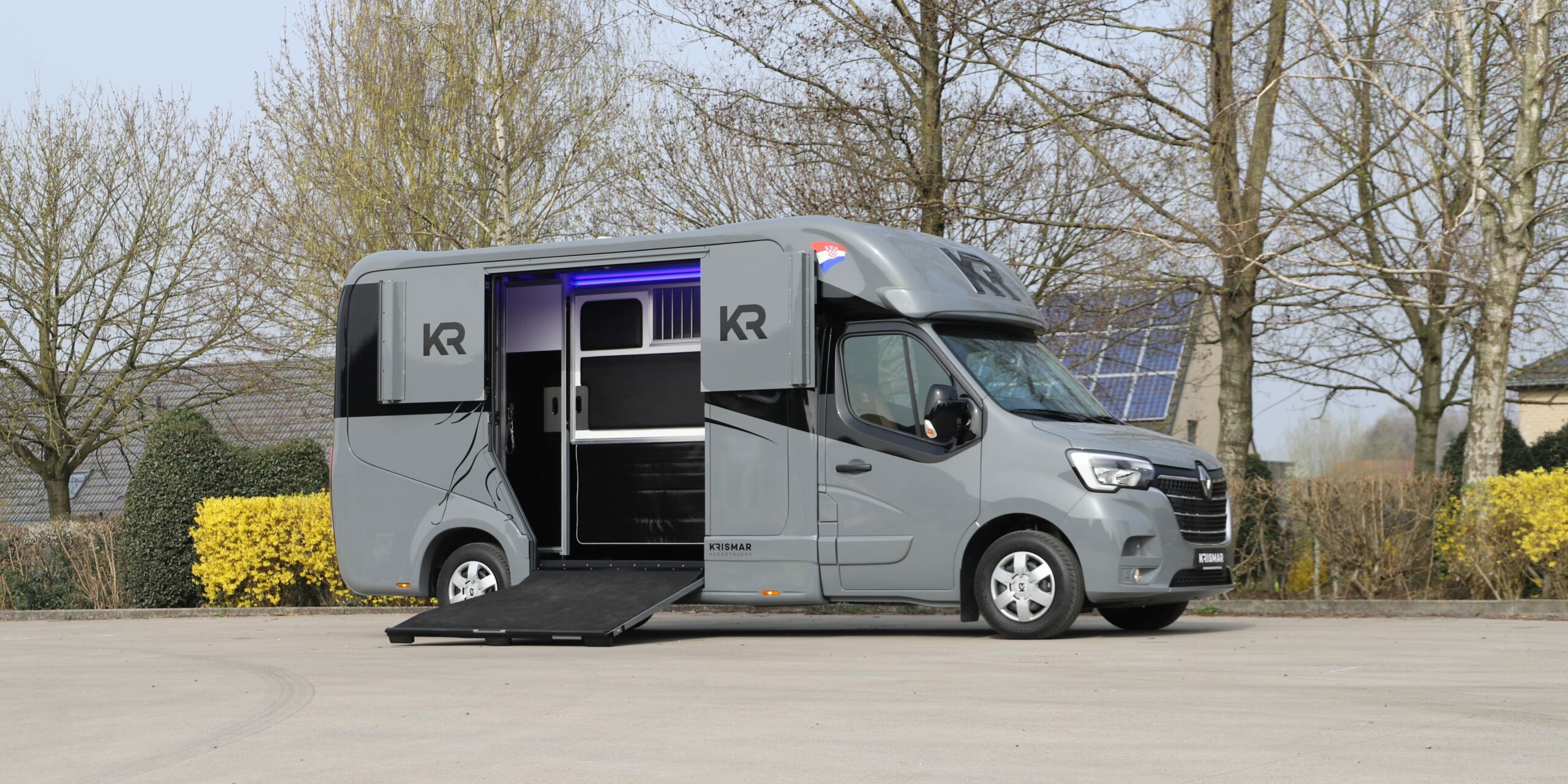 Krismar 2 paard horsetruck grijze kleur