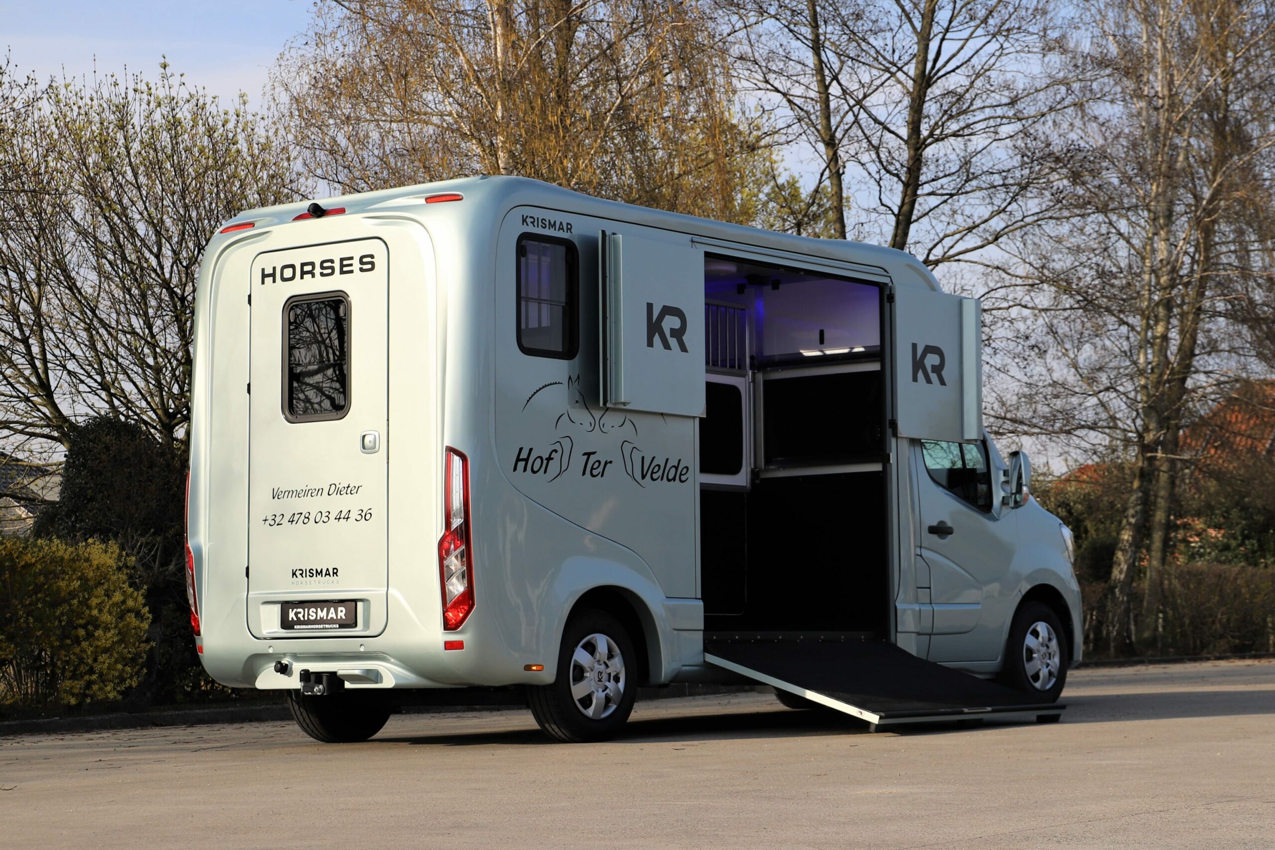 Krismar 2 paard horsetruck grijze kleur