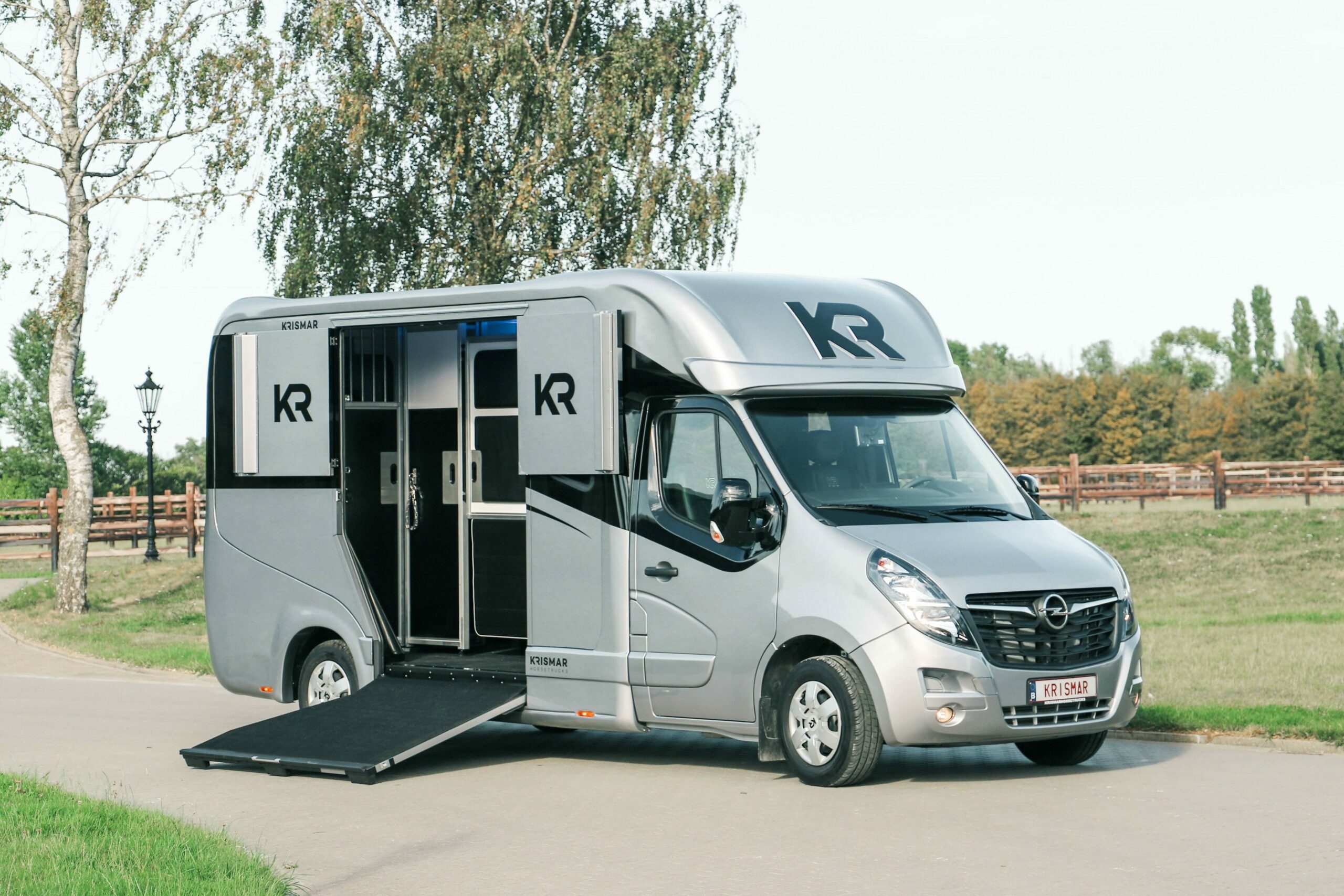 Krismar 2 paard horsetruck grijze kleur