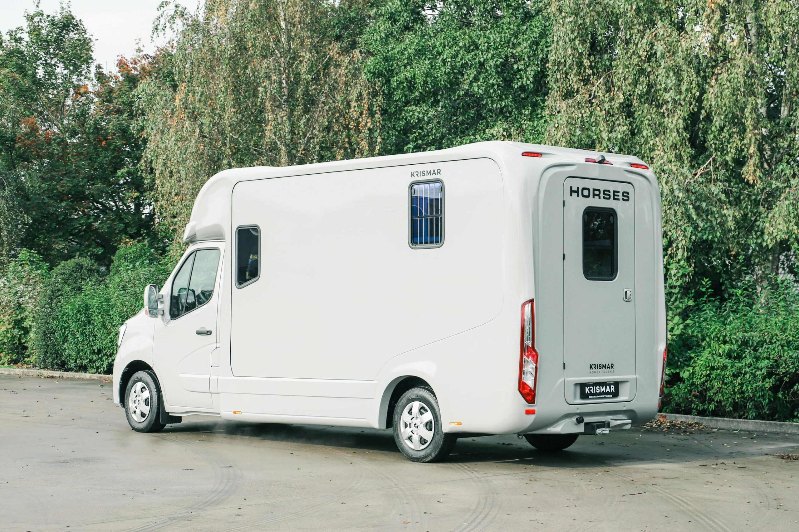 Krismar 2 paard horsetruck grijze kleur