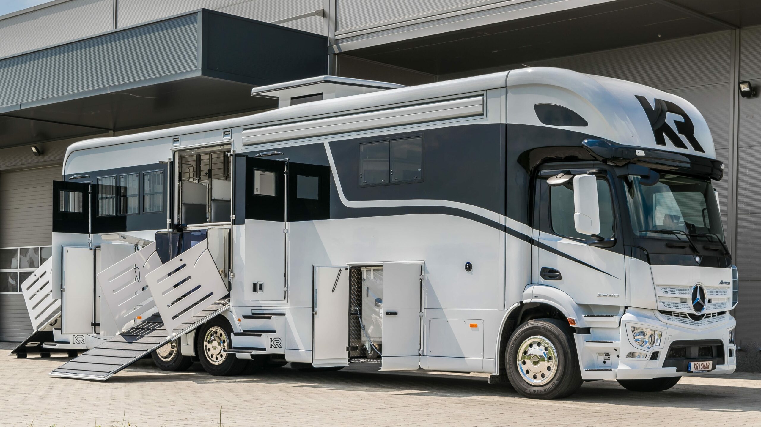 Krismar horse truck met zwarte optische lijn