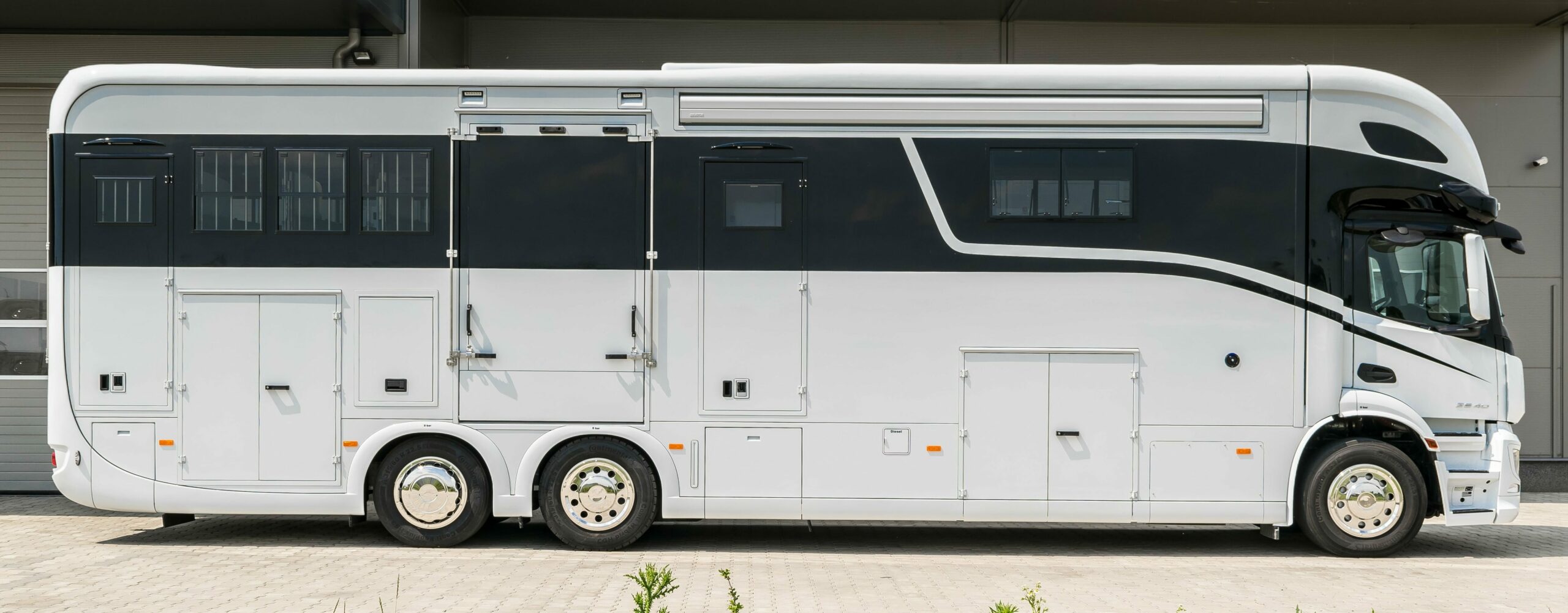 Krismar horse truck met zwarte optische lijn