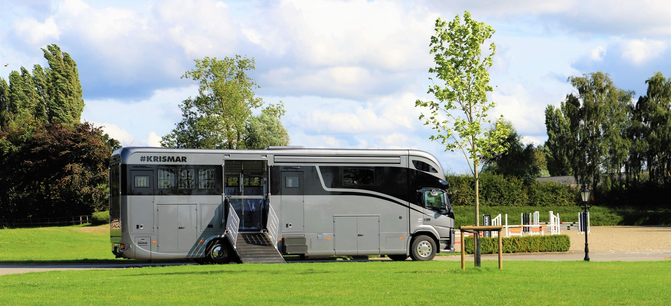 Krismar horse truck met zwarte optische lijn