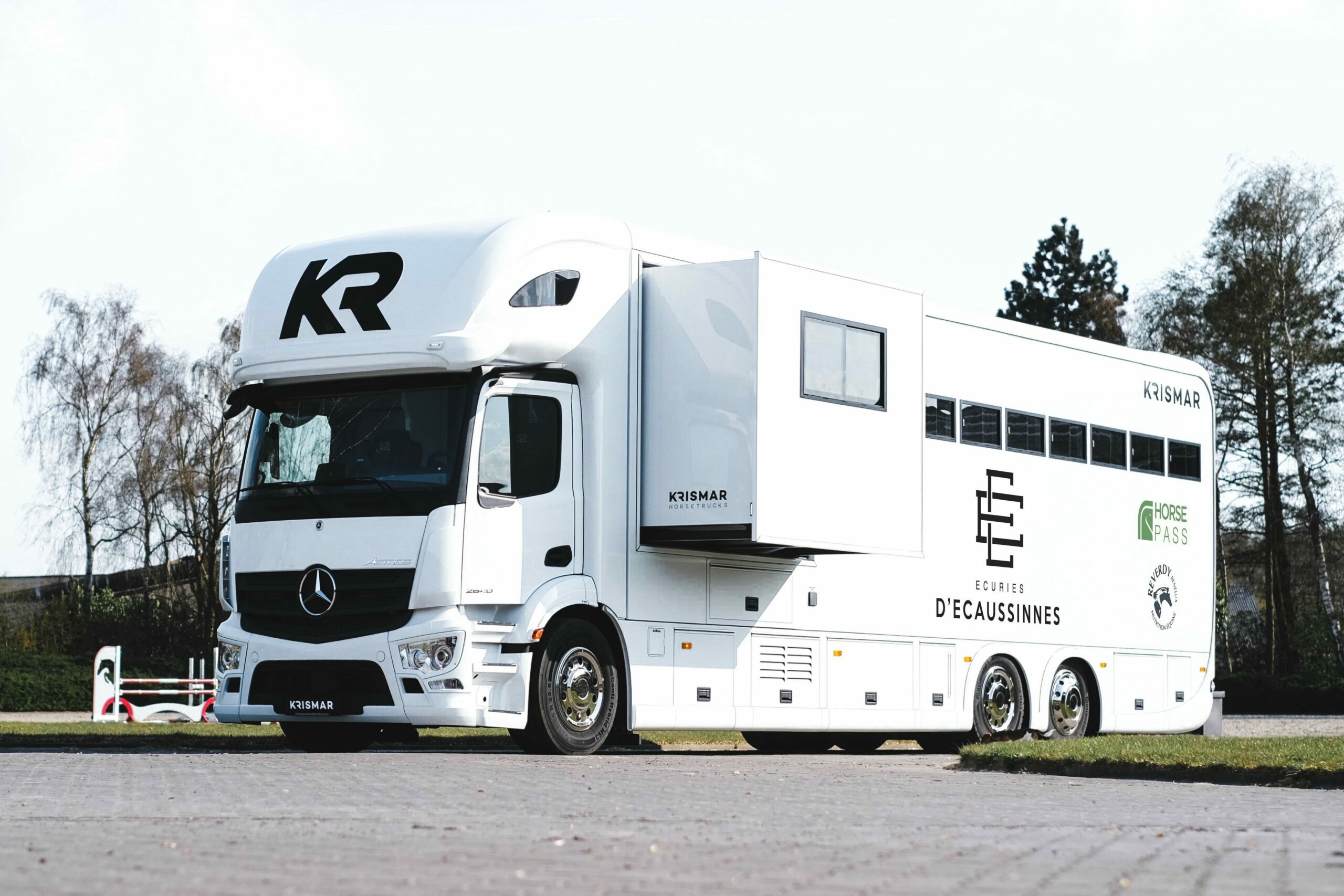 Krismar horsetruck professional paardenvrachtwagen in een witte kleur voor 7 paarden