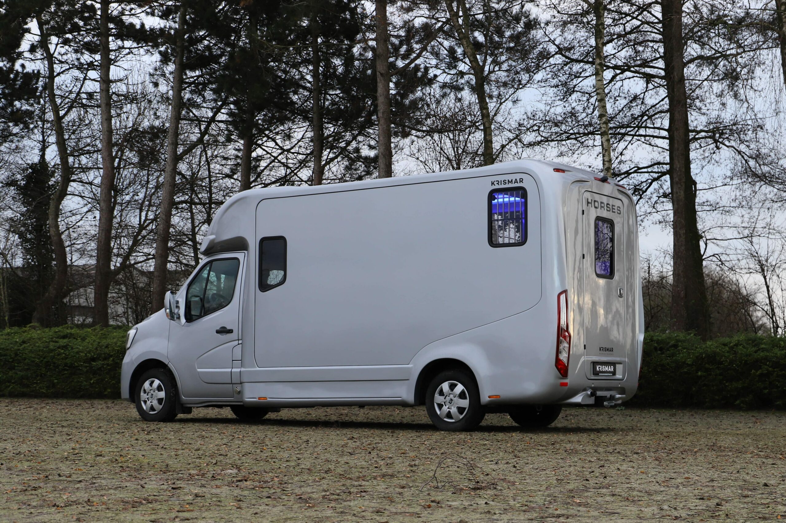 Krismar 2 paard horsetruck grijze kleur