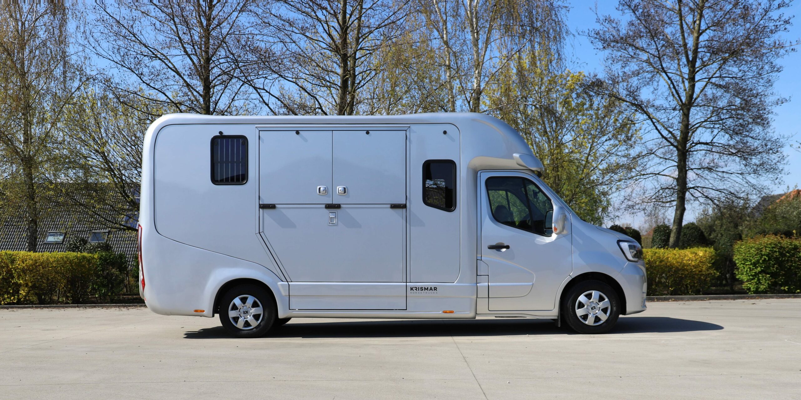 Krismar 2 paard horsetruck grijze kleur