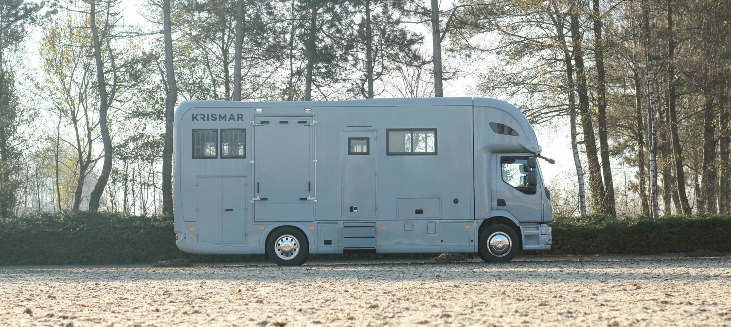 Krismar paardenvrachtwagen professional in een grijze kleur voor 4 paarden