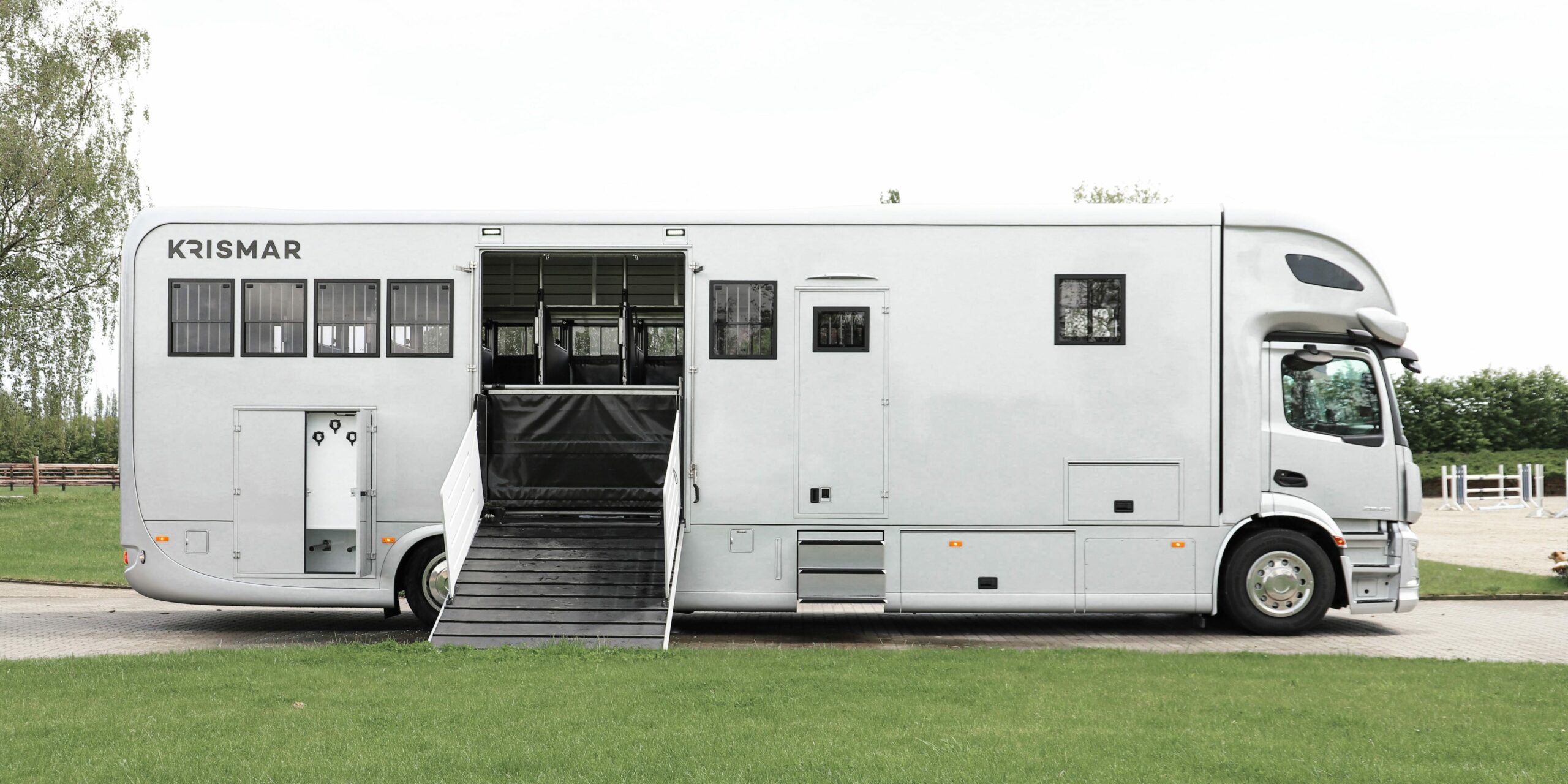 Krismar paardenvrachtwagen met L cabine in grijze kleur