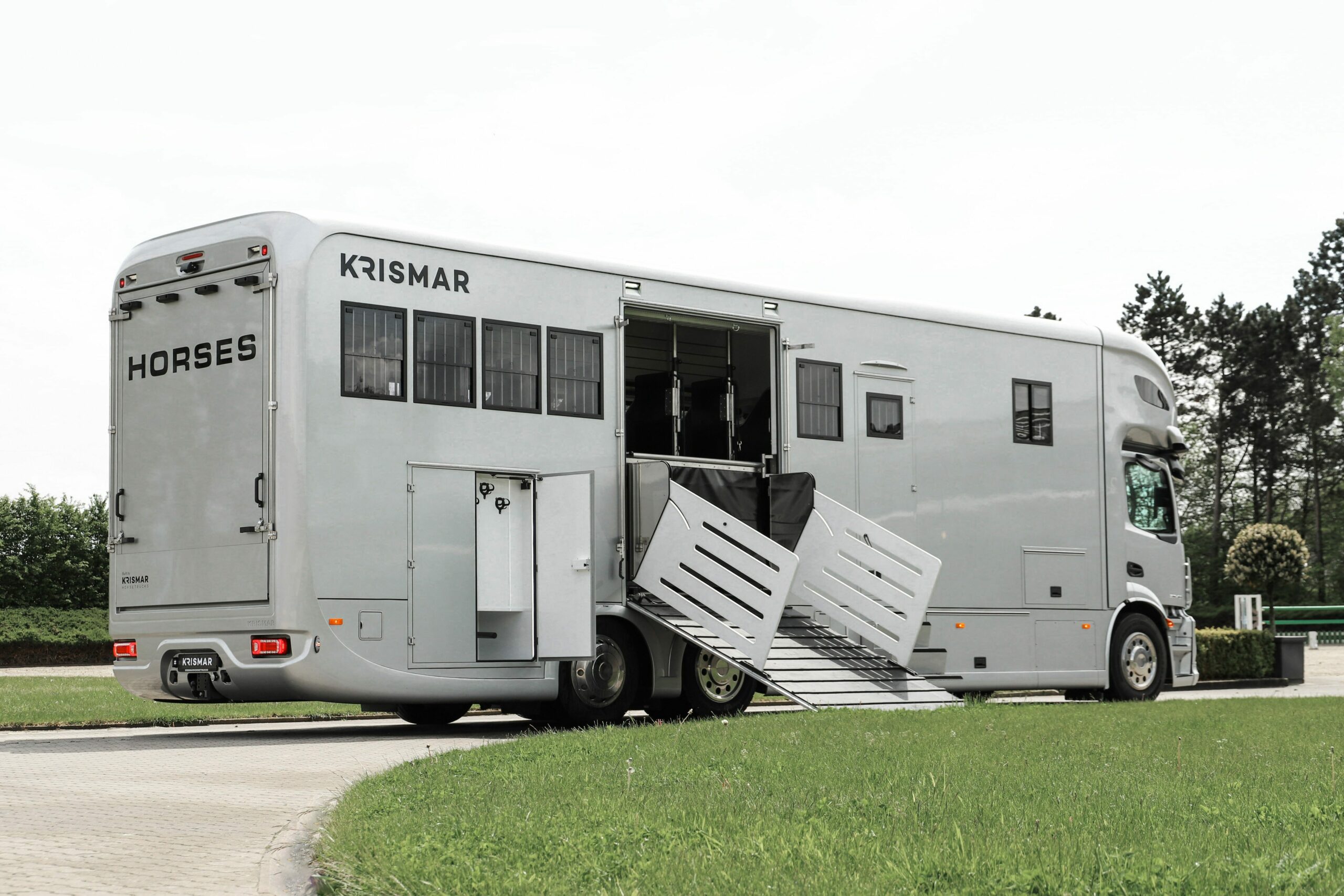 Krismar paardenvrachtwagen met L cabine in grijze kleur