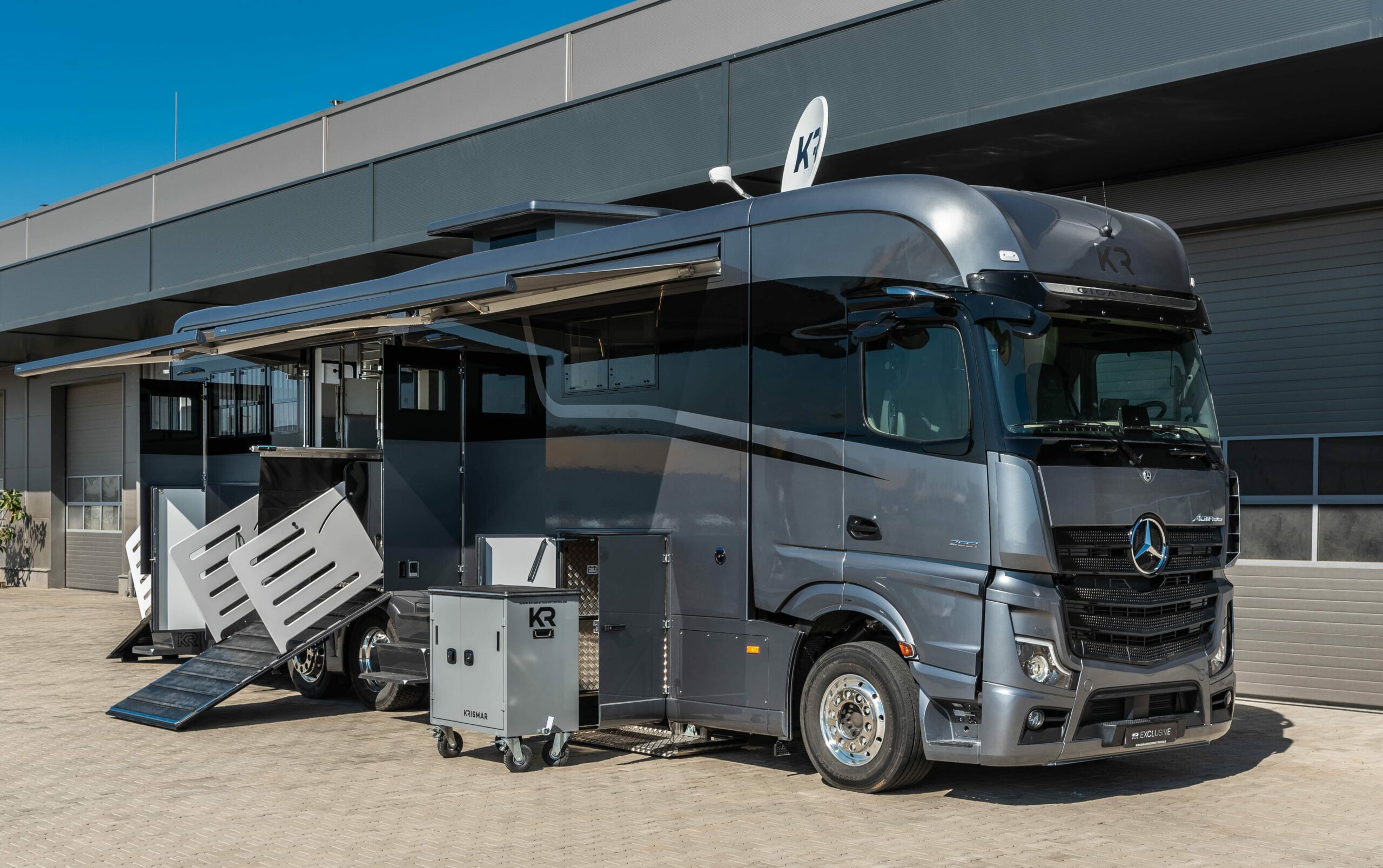 Krismar horse truck met zwarte optische lijn