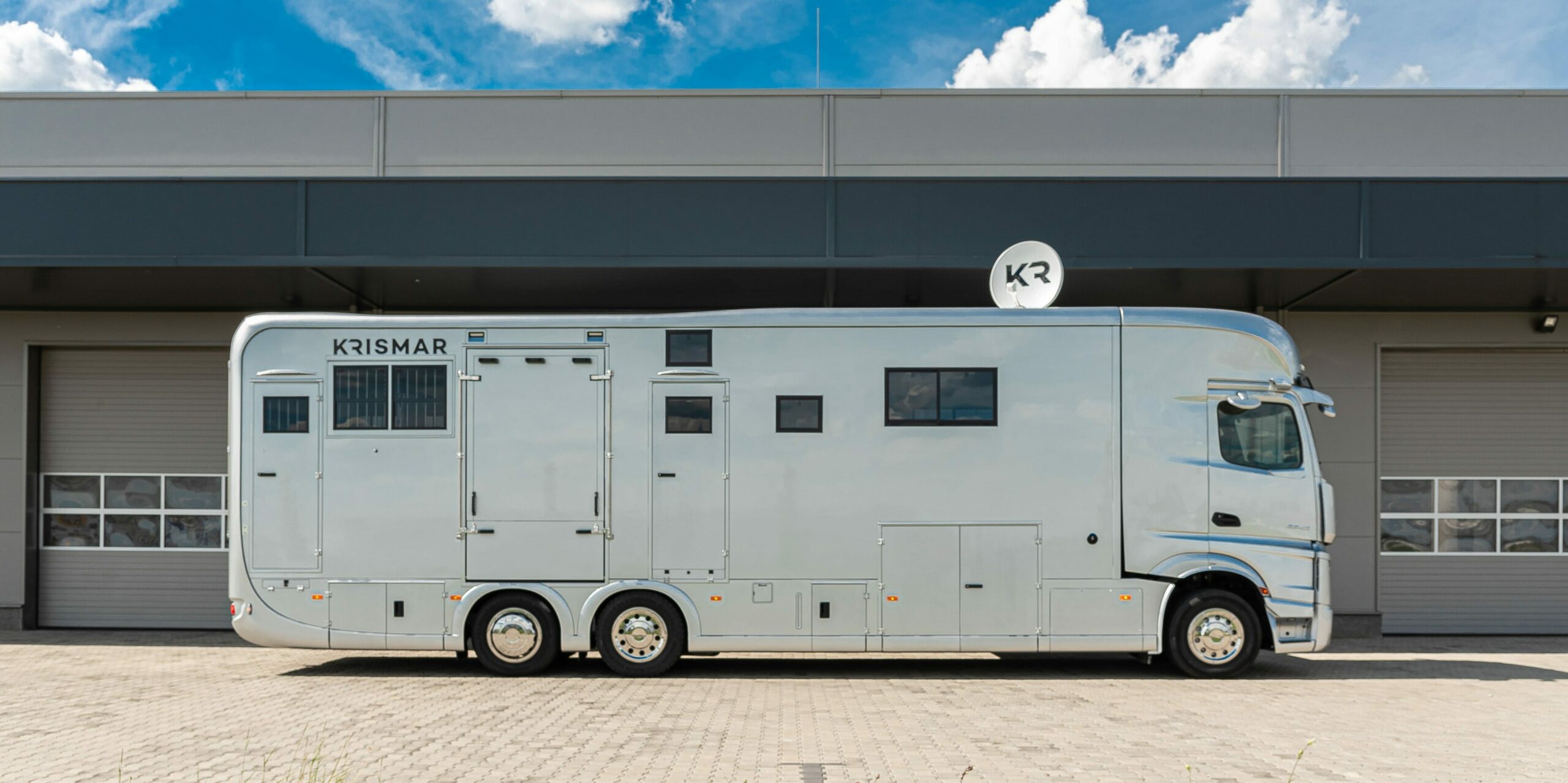 Krismar paardenvrachtwagen in witte kleur