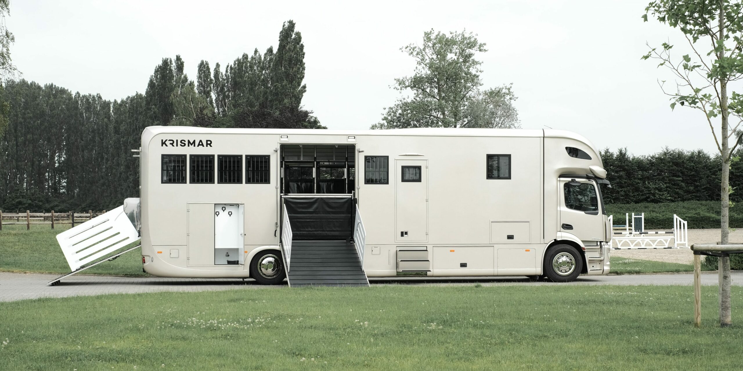 Krismar paardenvrachtwagen in beige kleur