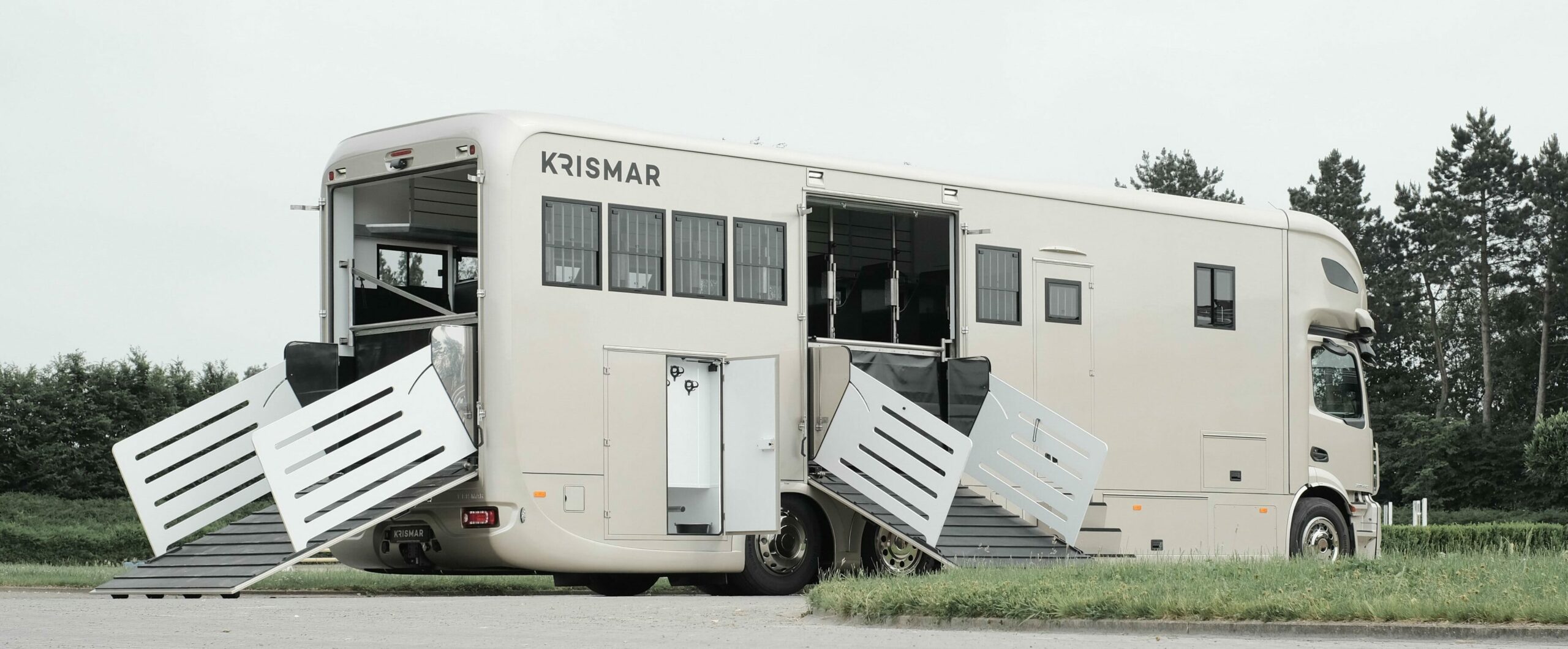 Krismar paardenvrachtwagen in beige kleur