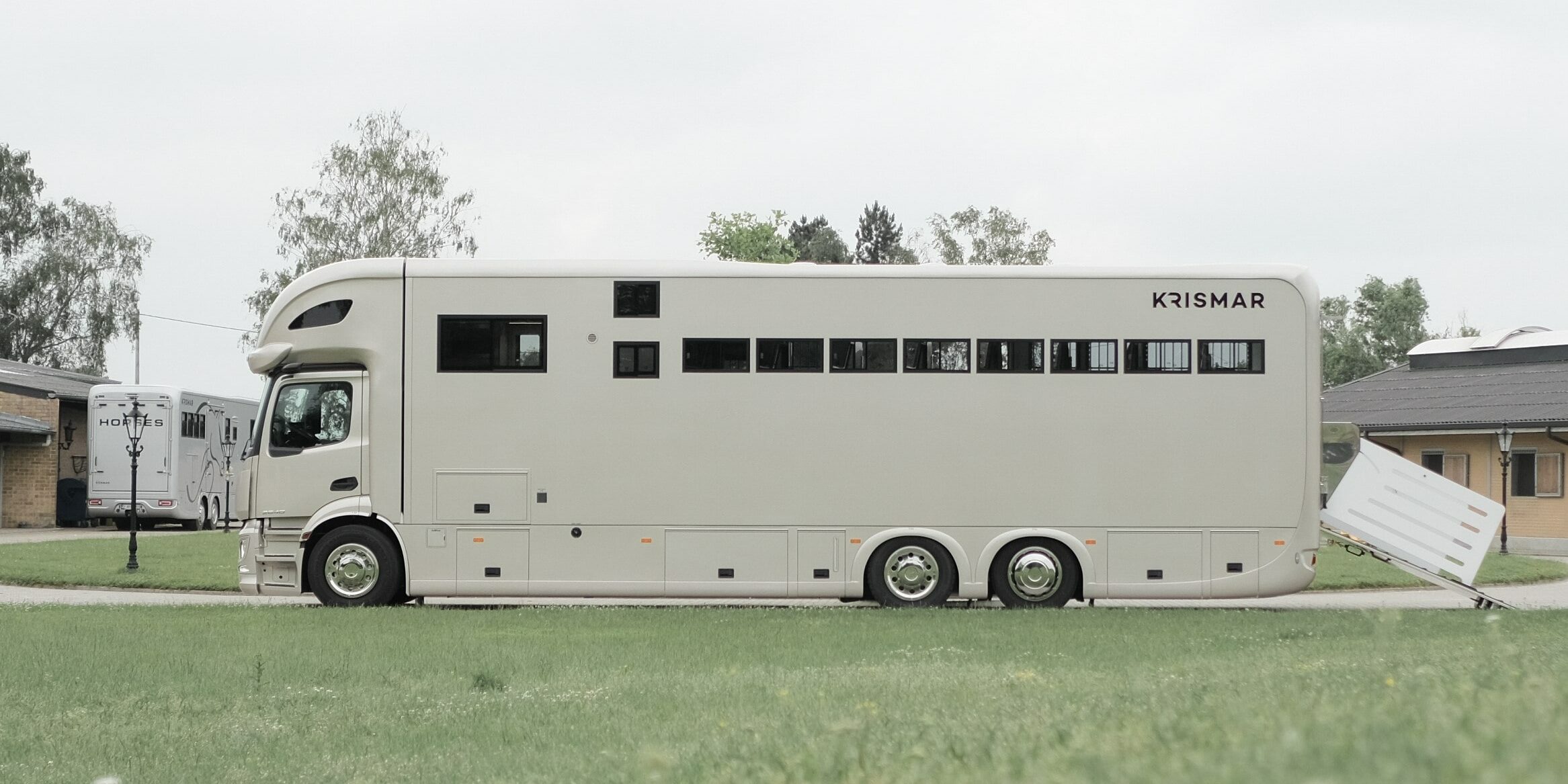 Krismar paardenvrachtwagen in beige kleur