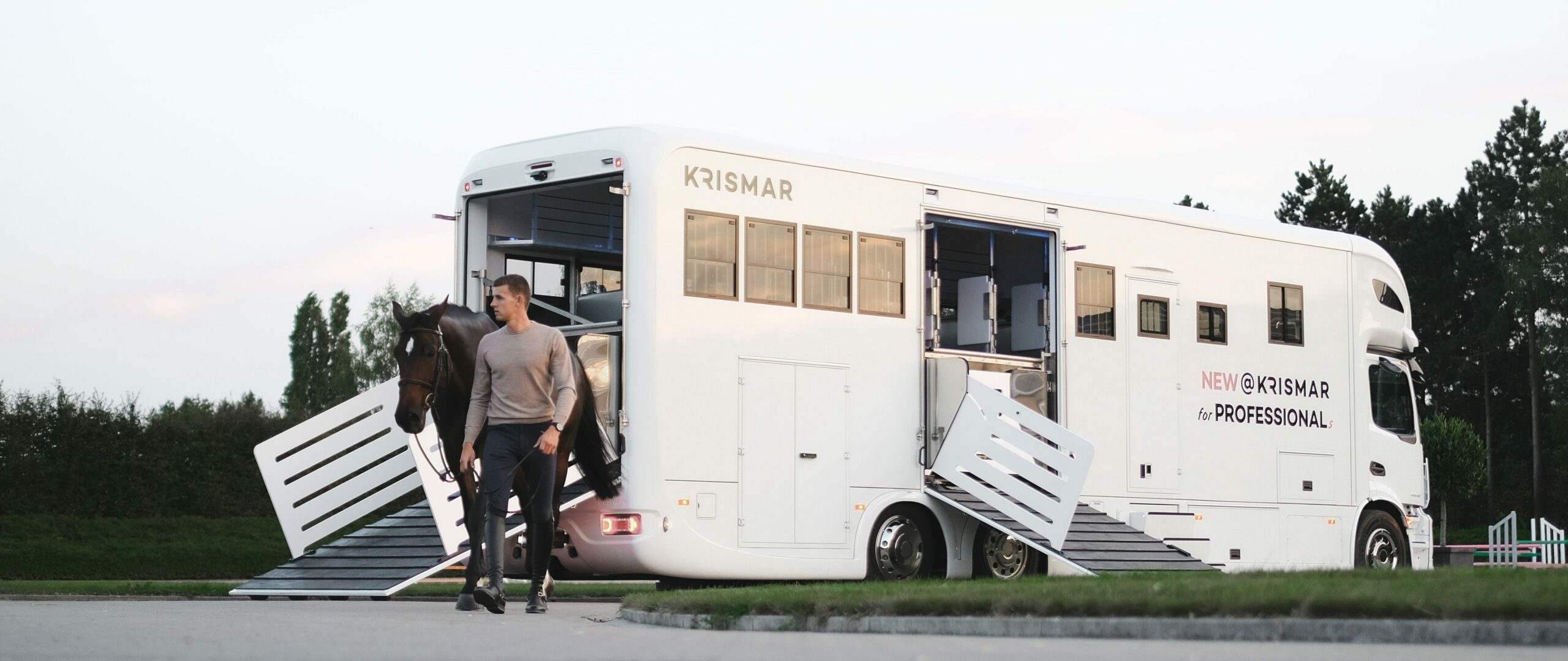 Sfeerbeeld van een witte Krismar paardenvrachtwagen