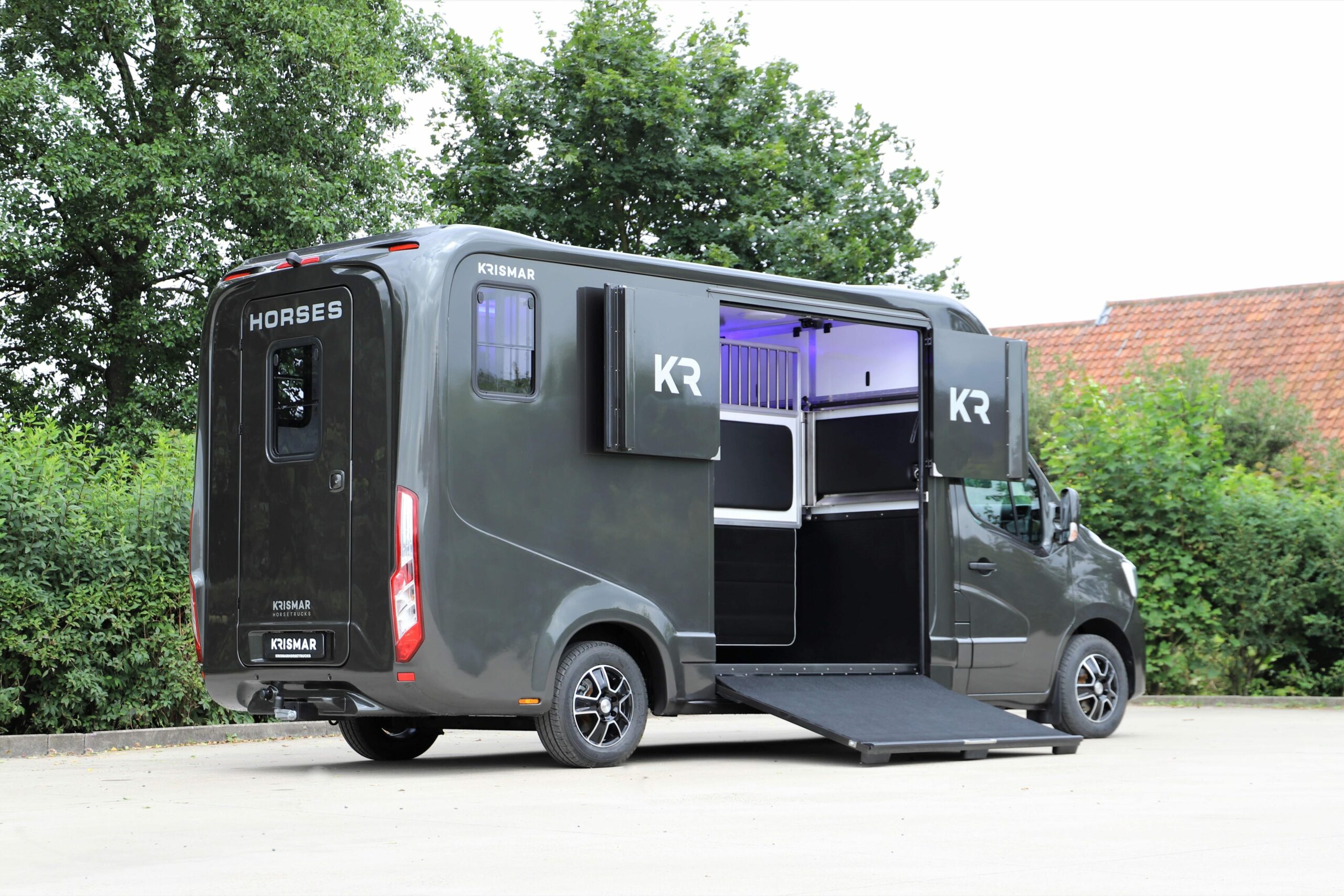 Een donkergrijze Krismar paardenvrachtwagen voor 2 paarden gebouwd op een Renault chassis.