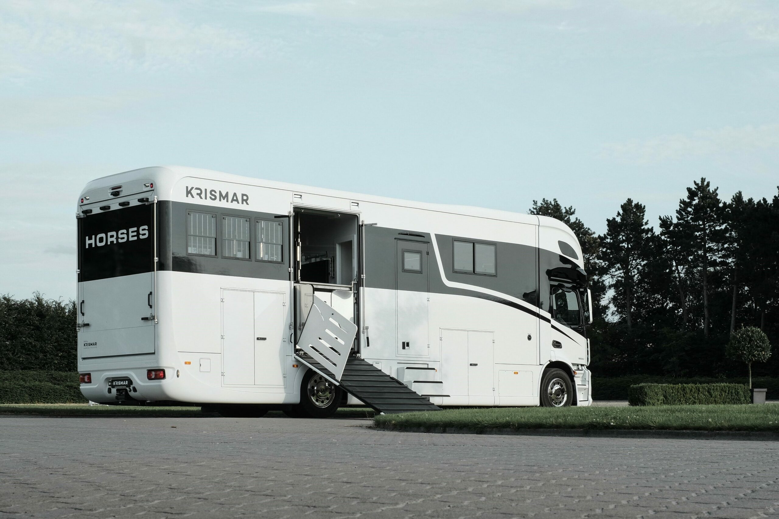 Krismar horse truck met zwarte optische lijn