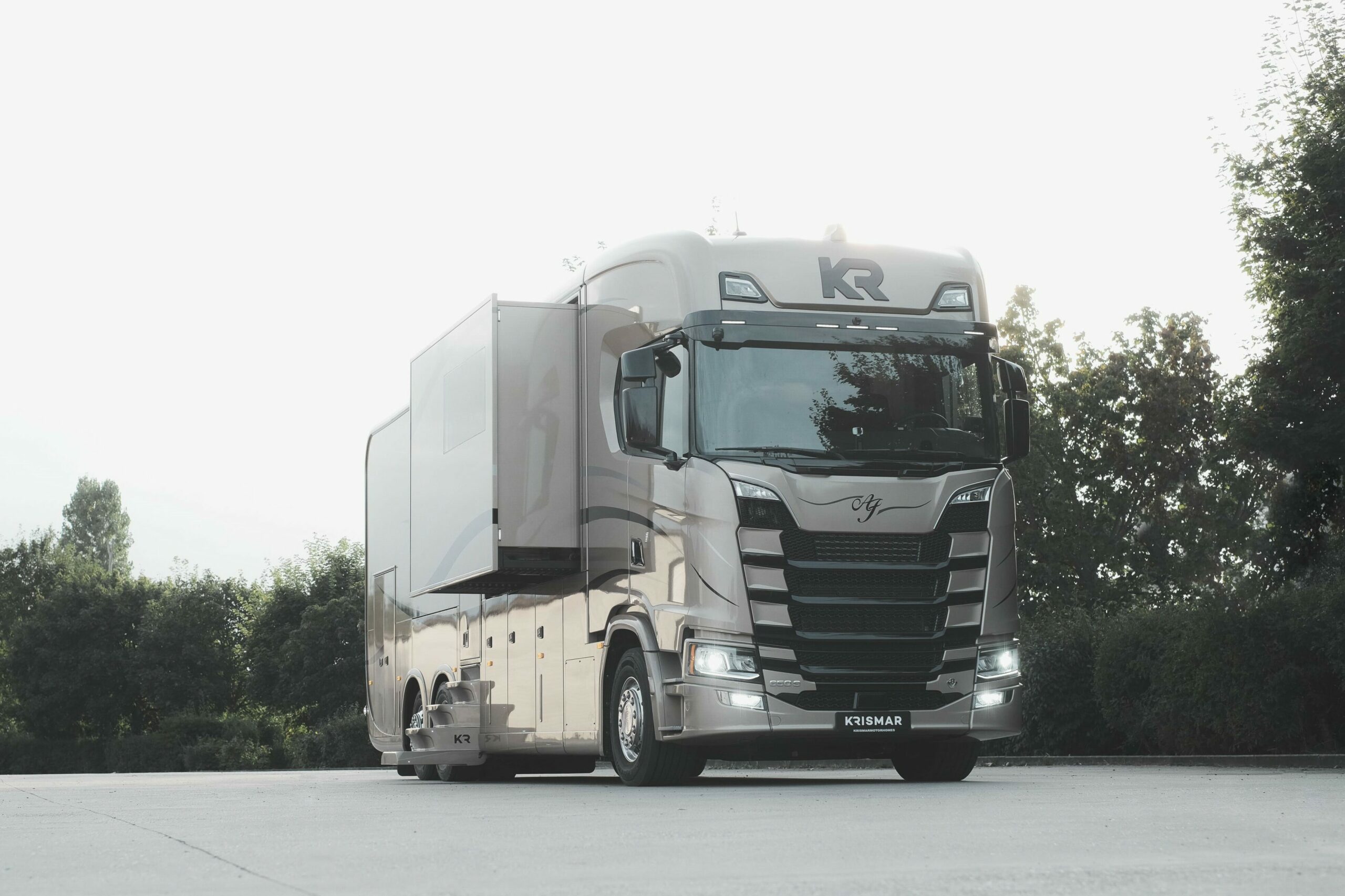 Een foto van een exclusieve Krismar Motorhome gebouwd op een Scania chassis.