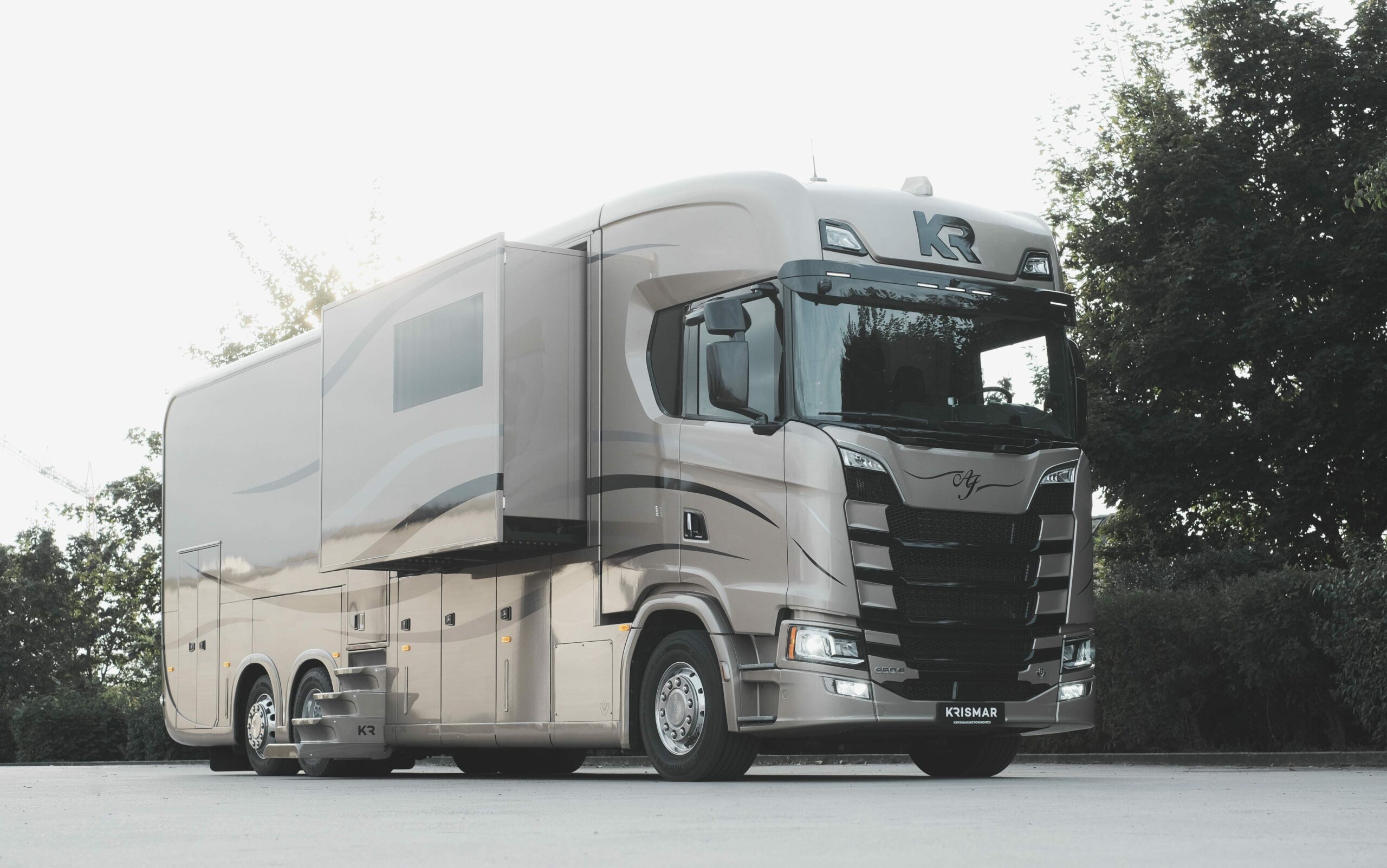 Een foto van een exclusieve Krismar Motorhome gebouwd op een Scania chassis.