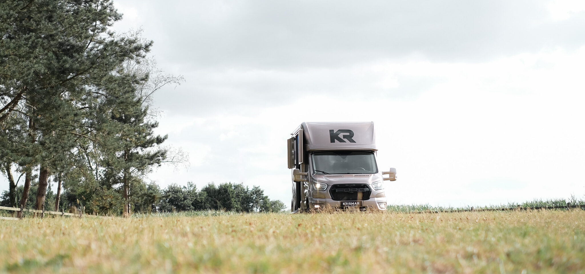 sfeerbeeld van een Krismar 2-paards in de weide.