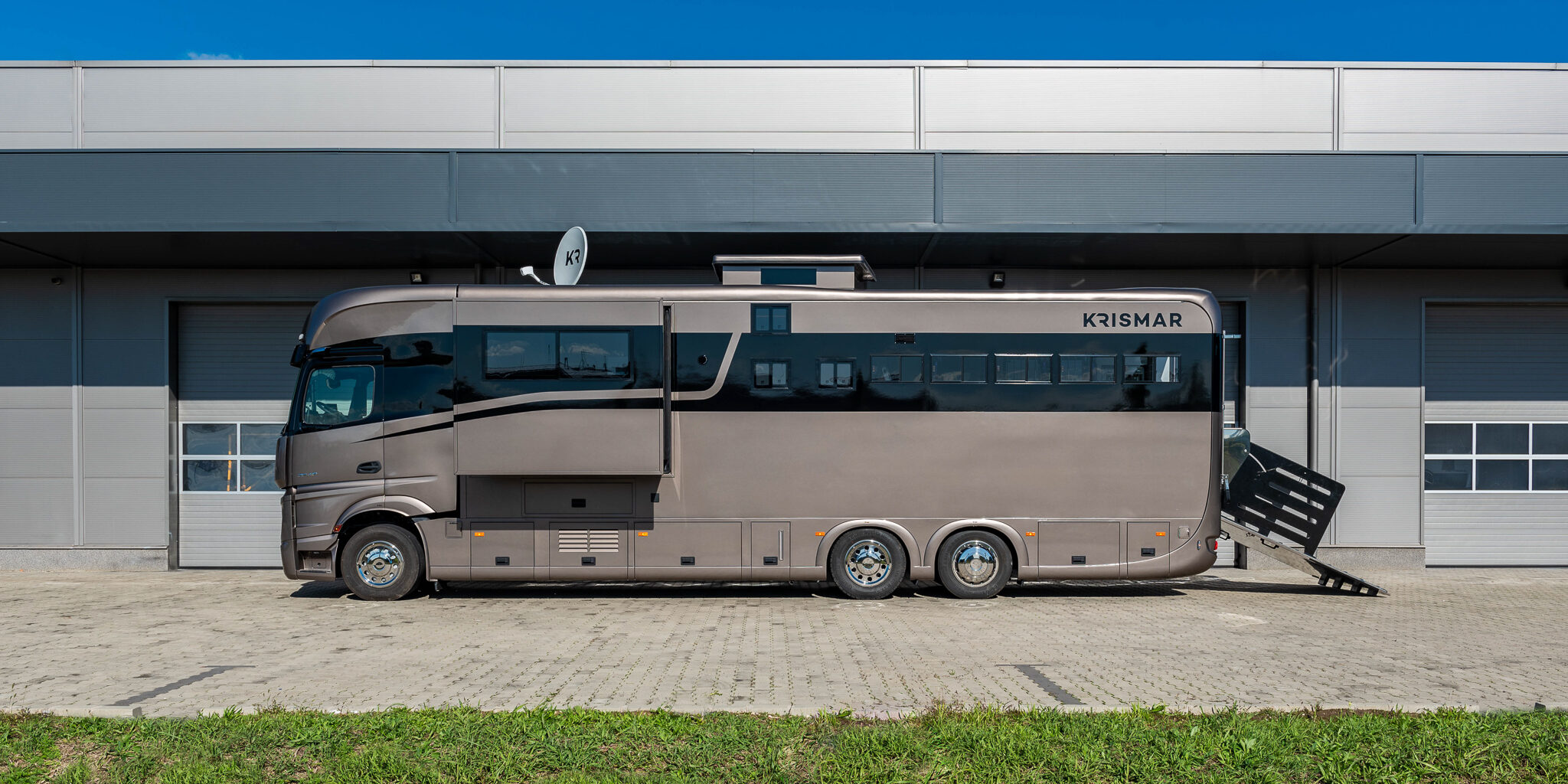 The sideview from a brown horse truck with a black optical line.