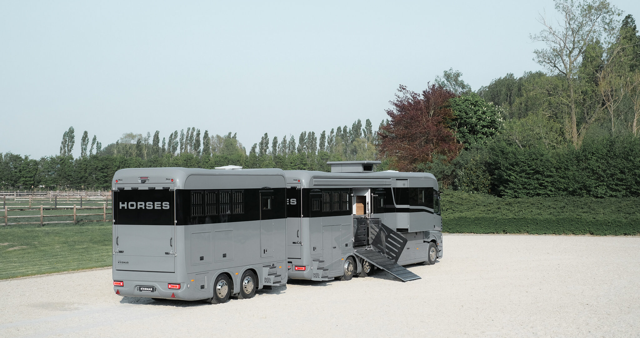 Vrachtwagen aanhangwagen combinatie in dezelfde grijze kleur.