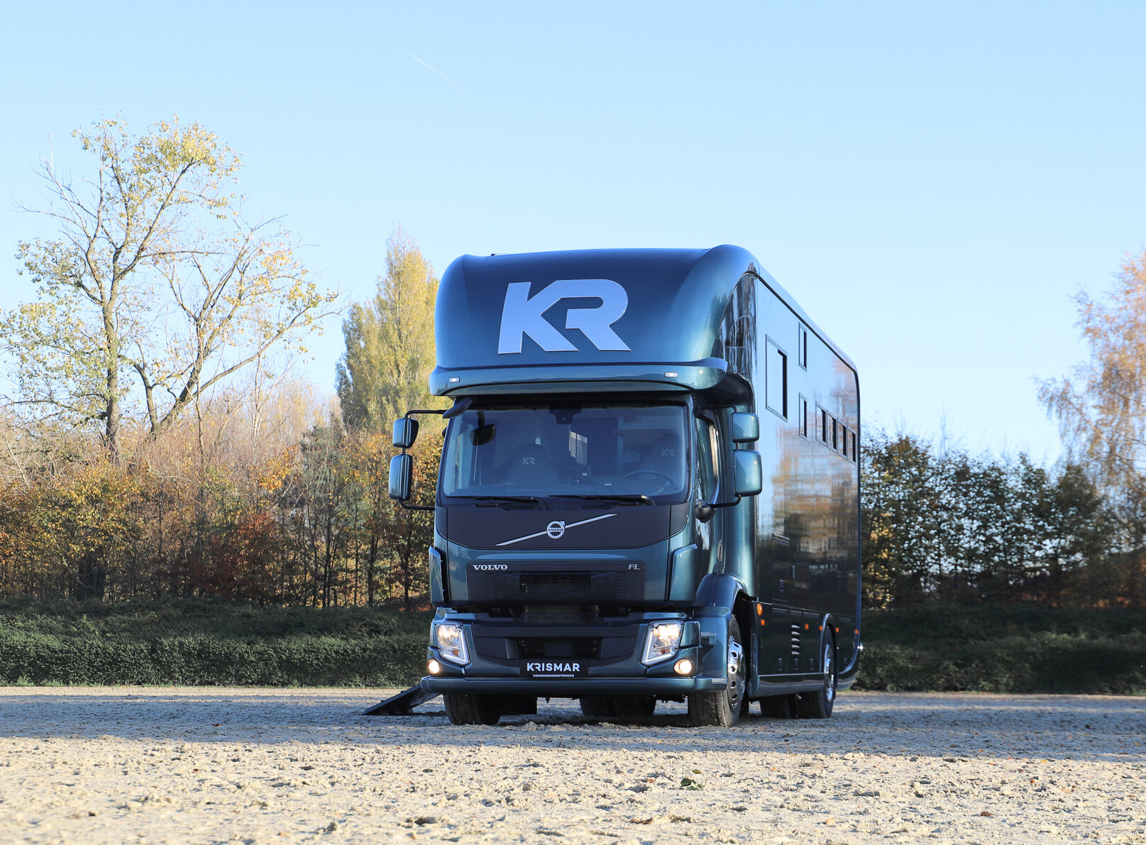 Voorkant van een Krismar paardenvrachtwagen in een mooie petrol groene kleur.